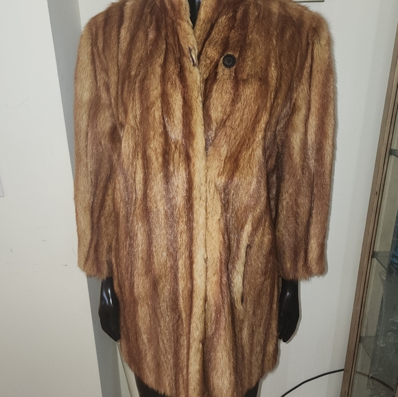 Elegant Mink Coat - Picture 2 of 6